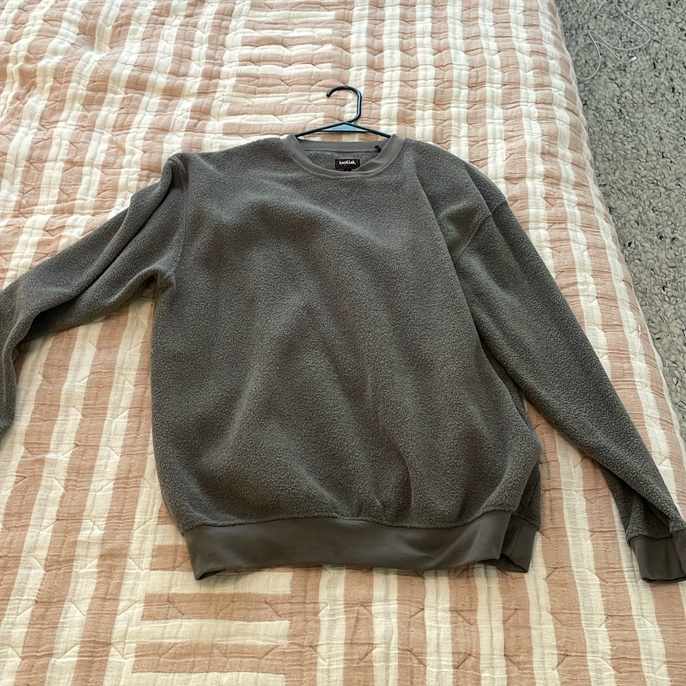 Medium bolle golf sweater. Super cozy and warm! Unisex